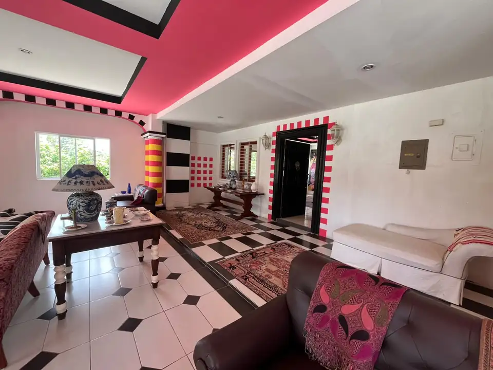 Petit Salon — Un petit salon intime sous le plafond rouge.