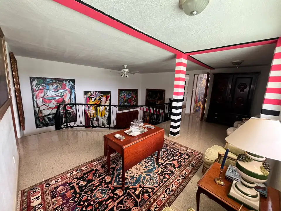 Bureau de l'Étage — Tapis persan, secrétaire et toiles contemporaines.