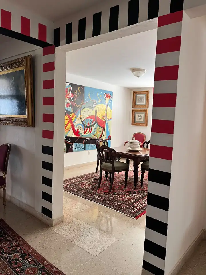 Salle à Manger — Un portail rayé vers la salle à manger privée.