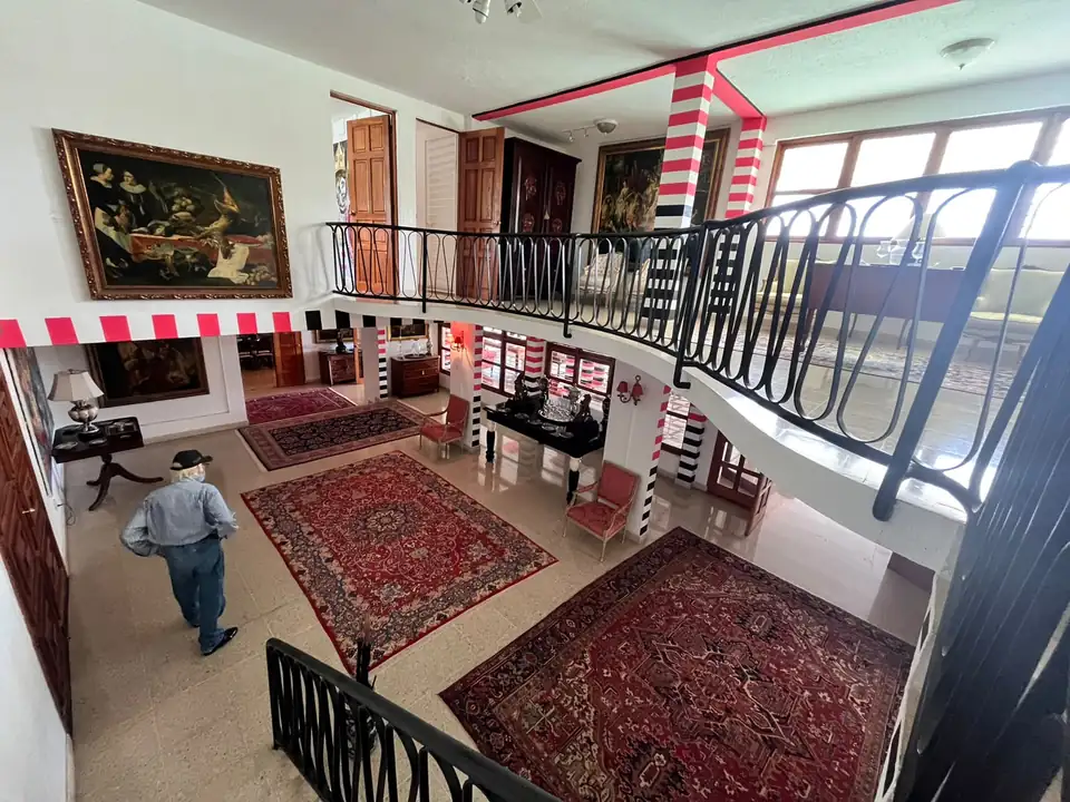 Hall à Double Hauteur — Le hall à double hauteur, vu depuis la mezzanine en fer forgé.