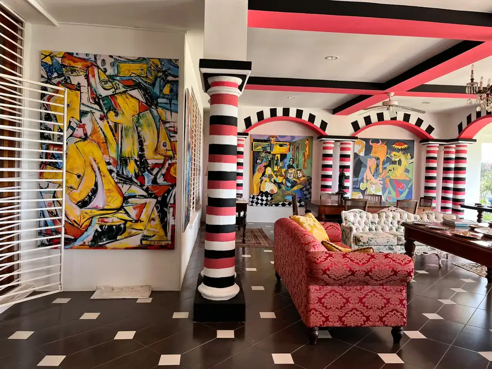 Le Salon Pop — Une toile pop monumentale près de la colonnade rayée.