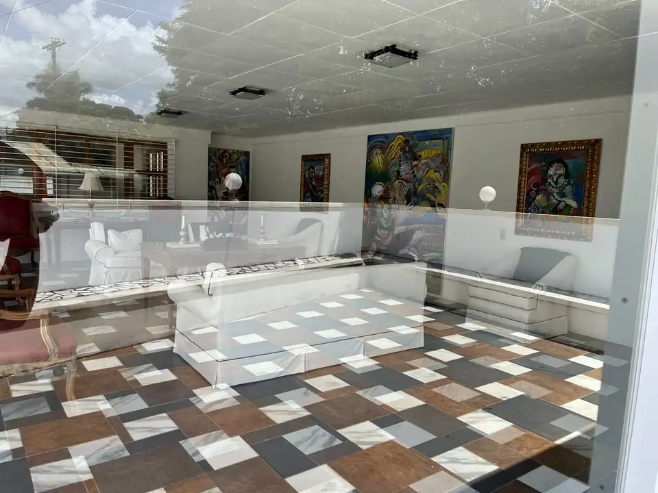 Le Pavillon de Verre — Un pavillon de verre et de vitrines, ouvert sur le ciel.